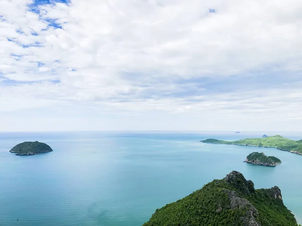 Wunderschöne Landschaft mit Blick auf die Inseln vom Berg in Thailand, tropische Landschaft über dem Meer bei Khao lom muak in Thailand. — Stockfoto