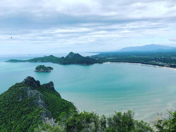 Gyönyörű nagy látószögű kilátás tenger és az égbolt hátterét a hegy Khao lom Muak, Prachuap Khiri Khan kerület, Thaiföld, hegymászás Khao lom Muak, hogy Bay-én 360 szem nézet. — Stock Fotó