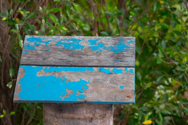 Ahşaptan el işi boş kuş evi 