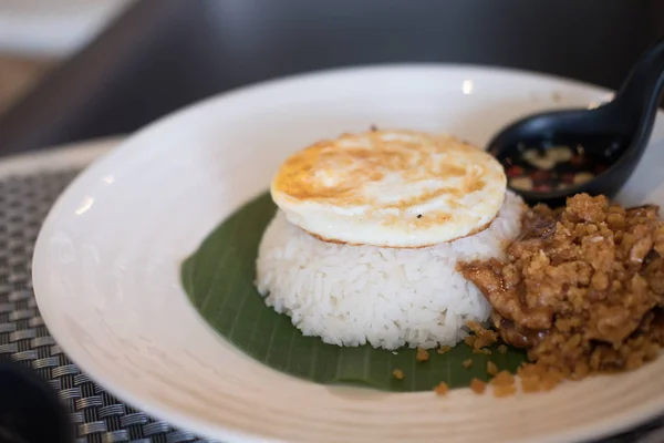 Parní rýže se smaženým vejcem a smaženým vepřovým masem s česnekem, thajskou potravou. — Stock fotografie