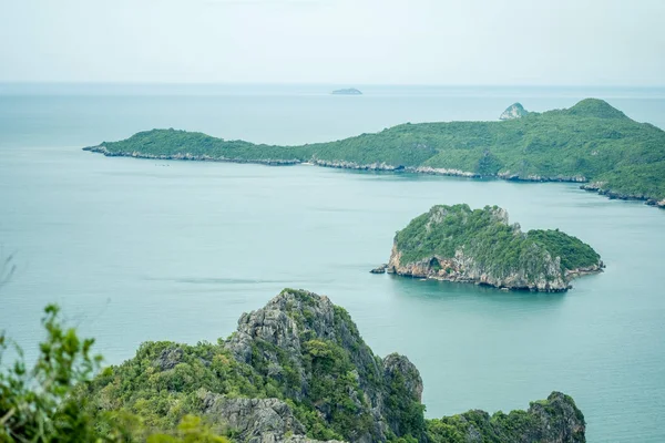 Wunderschöne Landschaft von Strand und Insel vom Aussichtspunkt khao lom muak prachuap khiri khan thailand. — Stockfoto