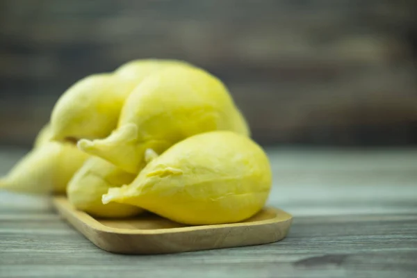 Durian matang dan segar di baki kayu — Stok Foto