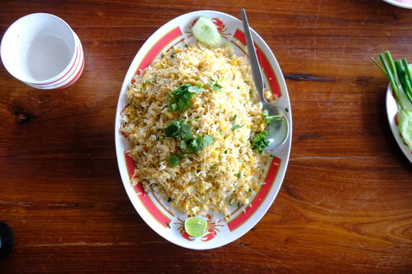 Nasi goreng dengan makanan laut. Thailand lezat makanan populer. — Stok Foto