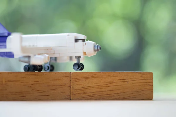 Іграшкова модель площини на дерев'яних блоках — стокове фото