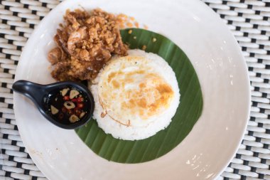 Kızarmış yumurta ve sarımsak, Tay gıda ile tavada domuz eti ile Buharpil.