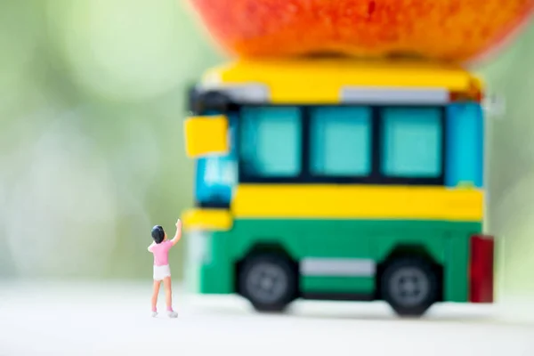Miniatyr människor: barn som går i skolan med Skolbuss i första gången. Begreppet utbildning — Stockfoto