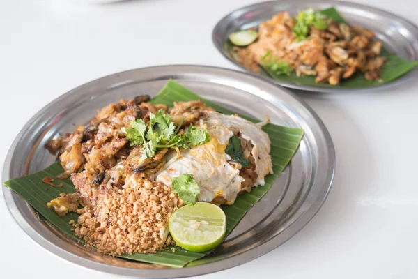 Gebratene Muschelpfannkuchen und Pad Thai in Teller — Stockfoto
