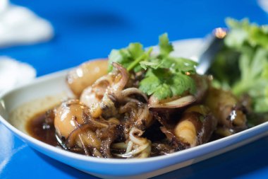 Tatlı haşlanmış kalamar (Tay maug toam whan denir)