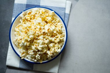 Patlamış mısır dolu kase