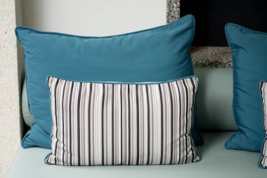 çizgili desen yastıklar ve mavi yastıklar