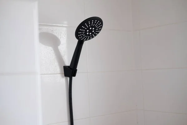 Cabeza de ducha de color negro en el baño . —  Fotos de Stock