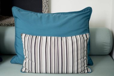 çizgili desen yastıklar ve mavi yastıklar