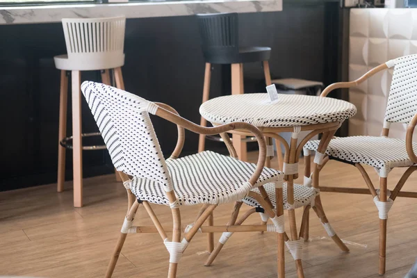 Dining table with woven or weaved straw chairs — Stock Photo, Image