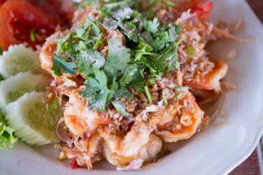 Haşlanmış karides sarımsak ile kızartılmış