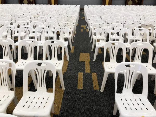 一列に白いプラスチック製の椅子がたくさん. — ストック写真