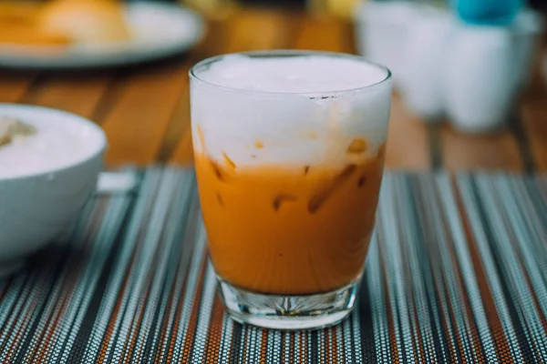 Тайский Чай Сверху Свежим Молоком Стакане — стоковое фото