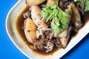 Tatlı haşlanmış kalamar (Tay maug toam whan denir)