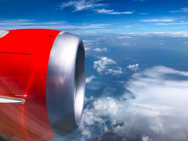 La turbina del avión sobre las nubes se cierra —  Fotos de Stock