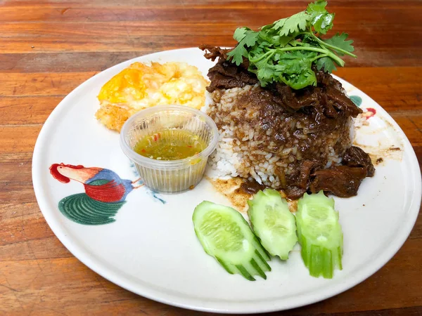 Daging sapi rebus dengan telur goreng pada nasi dengan saus seafood — Stok Foto