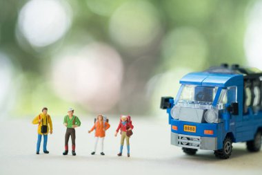 Minyatür insanlar : Yaz aylarında Tayland kırsal yolda sırt çantası otostop ile Traveler. Tayland seyahat ve macera kavramları ve otostop kavramı