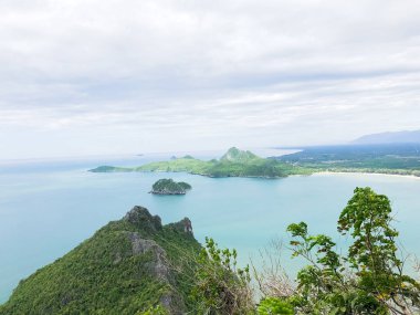 Khao Lom Muak, Prachuap Khiri Khan District, Tayland, 360 göz görünümünde koy görmek için Khao Lom Muak tırmanma dağdan güzel yüksek açı görünümü deniz ve gökyüzü arka plan.