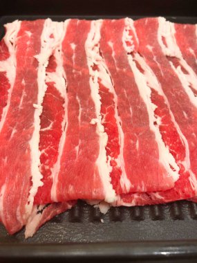 Çiğ dana eti pişirmeye hazır 