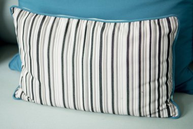 çizgili desen yastıklar ve mavi yastıklar