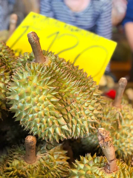 Frutos tropicais durianos frescos para venda no mercado de rua — Fotografia de Stock