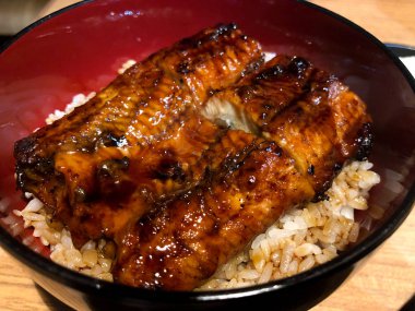 Pirinç fincan üzerinde tatlı sos ile Japon ızgara kızak 