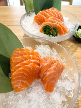 Taze portakal dilimlenmiş somon veya Somon Sashimi