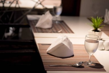 Lokantada masa hazır.