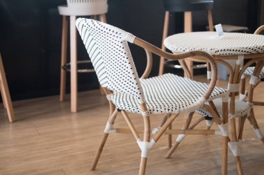 Dokuma veya dokuma saman sandalyelerile yemek masası