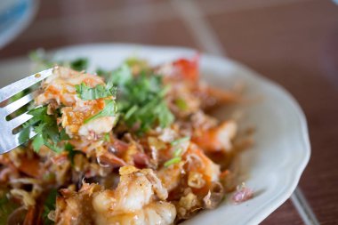 Haşlanmış karides sarımsak ile kızartılmış