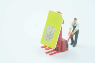 Minyatür insanlar arka plan ile sim kart hareketli. Değişim cep telefonu operatörü kavramı