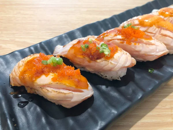 Sushi de salmón a la parrilla - Conjunto de sushi de salmón cubierto con salsa dulce y huevas de salmón, Comida tradicional japonesa . — Foto de Stock