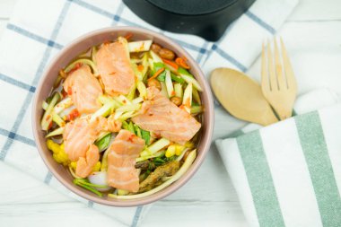 Somon ile baharatlı dilim mango salatası