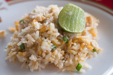 Kızarmış pilav ve deniz ürünleri.