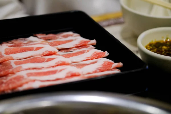 Тонка нарізана свинина для приготування стилю сусіякі — стокове фото