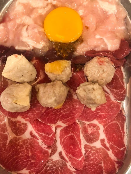 Sukiyaki ensemble Shabu shabu avec viande de bœuf et tranche de poulet avec boulettes de viande et oeuf frais — Photo