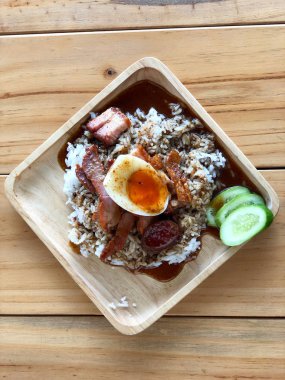 Ahşap tepside pirinç ile sos gevrek domuz eti