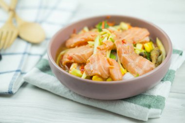 Somon ile baharatlı dilim mango salatası