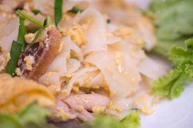 Tavuk, yumurta, kalamar ve marul ile karışık tavada kızarmış pirinç erişte ile yapılan Çin-Tay çanak. (Kuaitiao khua kai)