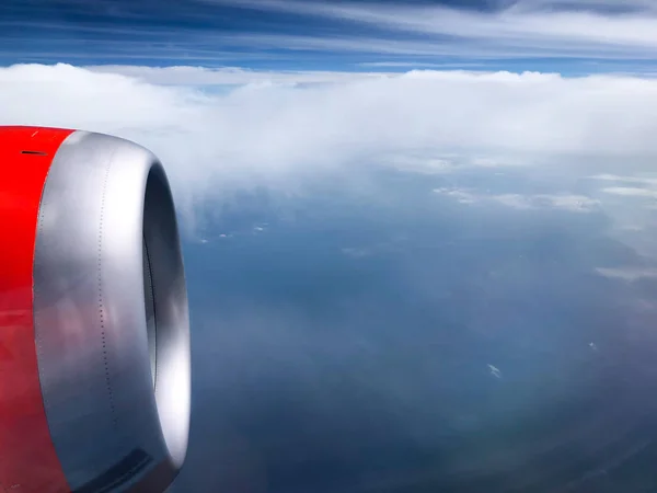 Turbinen av flygplan ovanför molnen närbild — Stockfoto