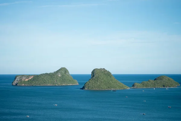 Tengeri táj Ao Prachuap Bay a Prachuap Khiri Khan, Thaiföld, szigetek azúrkék vizeken — Stock Fotó