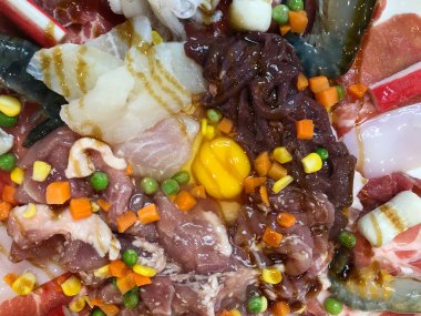 Birçok çiğ gıda ile sıcak tencere seti