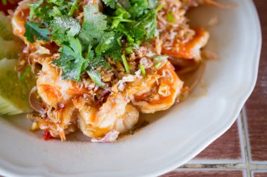 Haşlanmış karides sarımsak ile kızartılmış