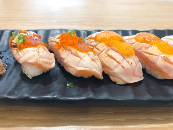 サーモン寿司のグリル - 甘いソースとサーモンローをトッピングしたサーモン寿司のセット、伝統的な日本食. — ストック写真