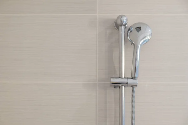 Głowica prysznicowa w nowoczesnej łazience, koncepcja dekoracji wnętrz — Zdjęcie stockowe