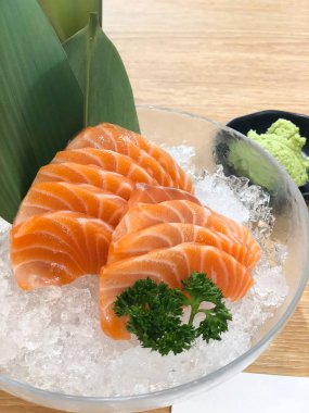 Taze portakal dilimlenmiş somon veya Somon Sashimi