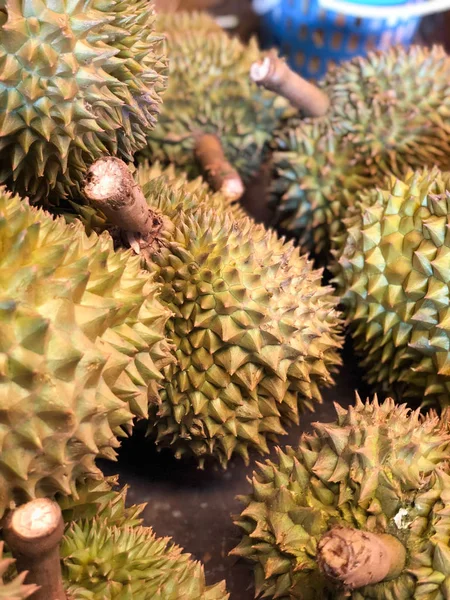 Frutos tropicais durianos frescos para venda no mercado de rua — Fotografia de Stock